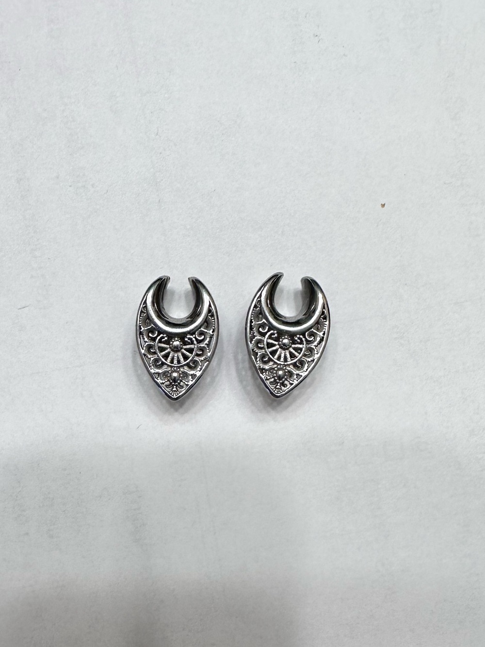 Silver Floral Crescent Saddle plugs 0g